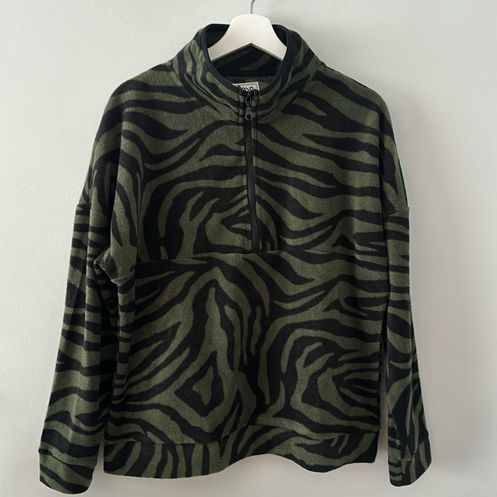 Green zebra stripe quarter size sweater womens size small